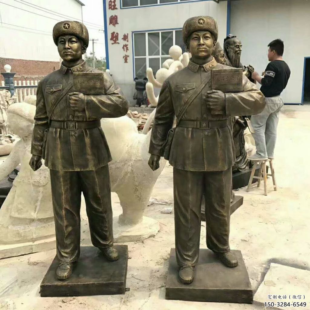 雷鋒雕塑廠家，玻璃鋼革命人物雕塑，紀(jì)念主題雕塑