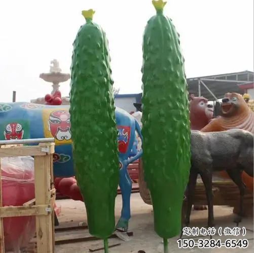黃瓜雕塑廠家，仿真果蔬擺件，廣場(chǎng)玻璃鋼黃瓜雕塑小品