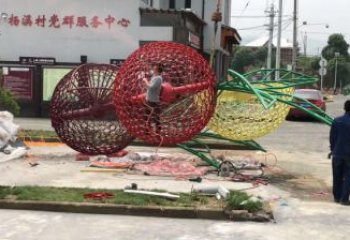 楊梅雕塑廠家，抽象水果雕塑，大型鏤空楊梅雕塑廠家