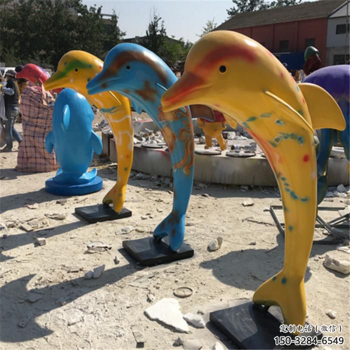 海豚雕塑廠家，彩繪動(dòng)物擺件，玻璃鋼海洋生物雕塑小品