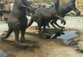 袋鼠雕塑廠家，古銅色動物小品，公園仿真袋鼠雕塑