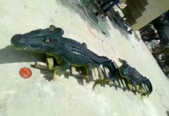 鱷魚雕塑廠家，仿真動物擺件，玻璃鋼仿真鱷魚雕塑廠
