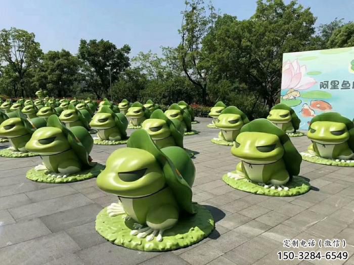 青蛙雕塑廠家，廣場(chǎng)動(dòng)物小品，仿真玻璃鋼青蛙雕塑廠