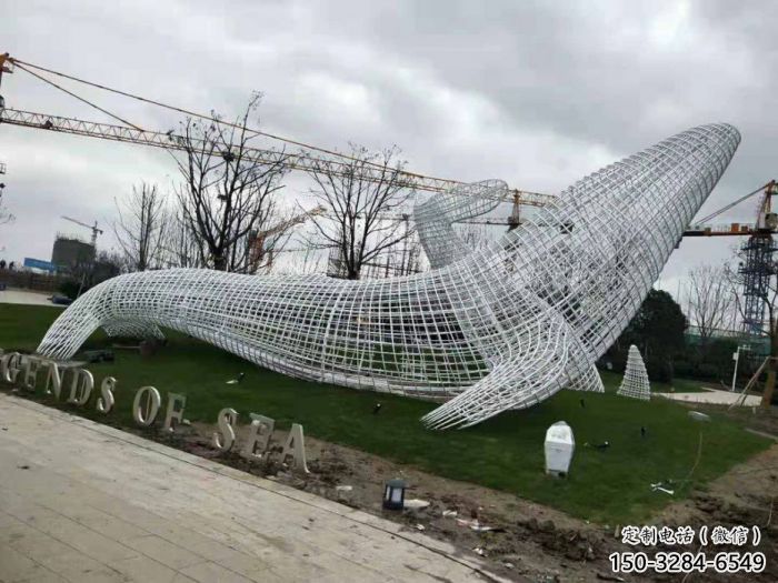 鯨魚(yú)雕塑廠家，鏤空動(dòng)物擺件，公園仿真鯨魚(yú)雕塑制作