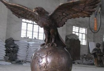 老鷹雕塑廠家，仿銅色動(dòng)物擺件，商場玻璃鋼老鷹雕塑
