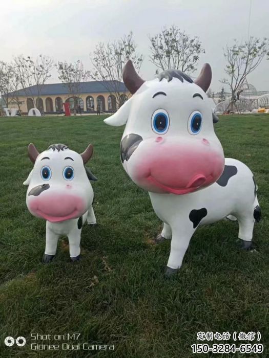 小狗雕塑廠家，卡通動(dòng)物小品，玻璃鋼彩繪小狗雕塑廠