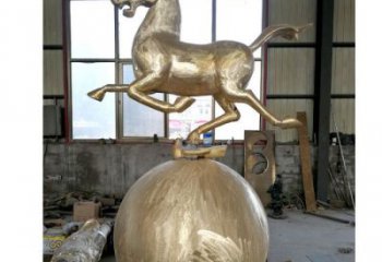 馬踏球雕塑廠家，城市動物小品，現(xiàn)代馬踏球雕塑制作