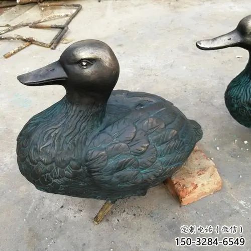 大型鴨子雕塑廠家，仿真動(dòng)物， 廣場街頭擺件