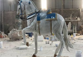 提供戰(zhàn)馬雕塑廠家，仿真主題，彩繪工藝效果