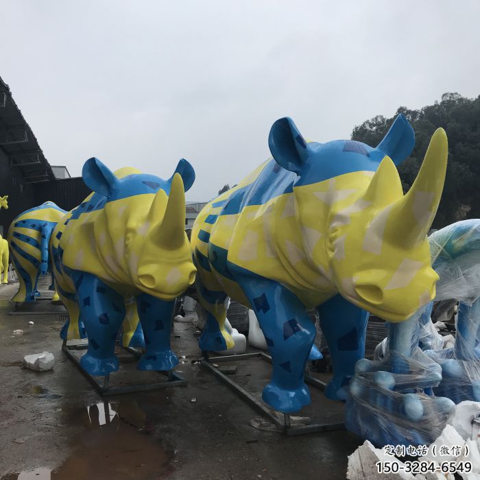 售樓部犀牛雕塑廠家，卡通景觀雕塑，彩繪題材