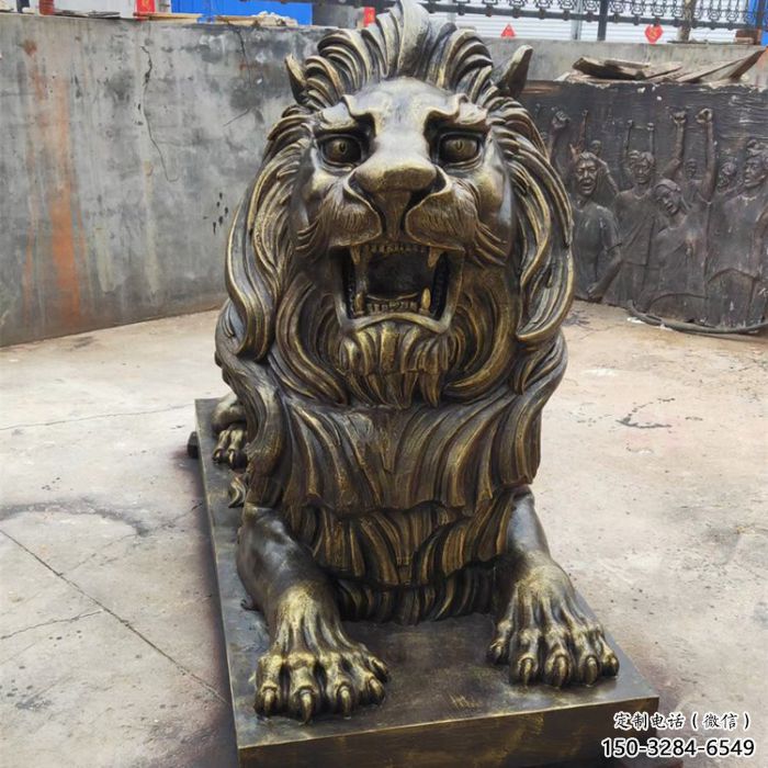 仿銅動物景觀雕塑，玻璃鋼爬式獅子雕塑廠家