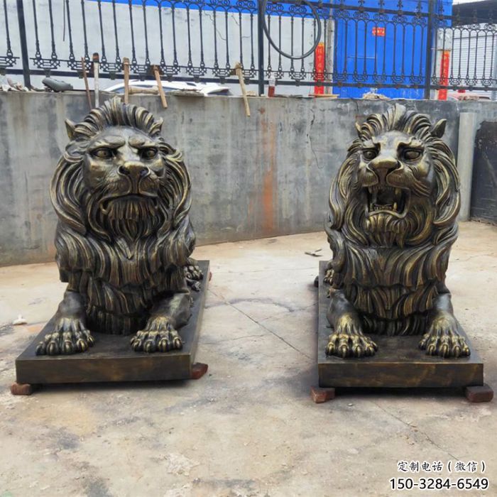仿銅雄獅雕塑，動物美陳擺件，玻璃鋼獅子雕塑生產(chǎn)