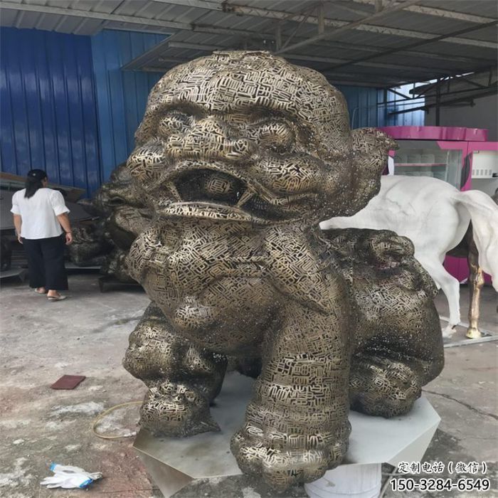 公共獅子雕塑訂做，城市裝飾，不銹鋼鏤空獅子雕塑
