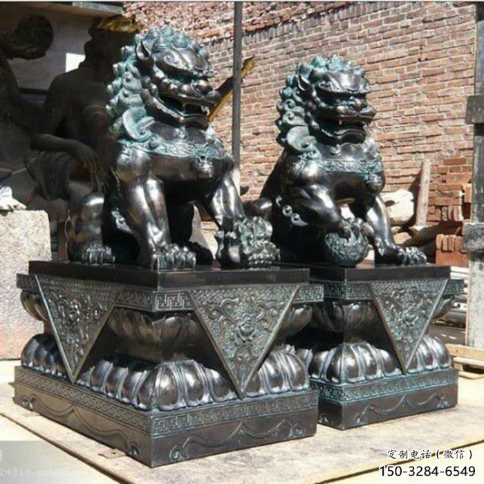 青銅獅子雕塑供應(yīng)，城區(qū)小品，戶外蹲獅雕塑制造商