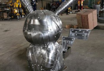 機甲版卡通小兔子雕塑