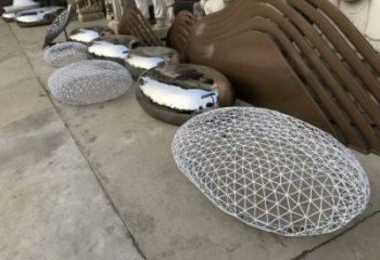 操場坐凳雕塑，鏤空景觀雕塑，噴砂制造