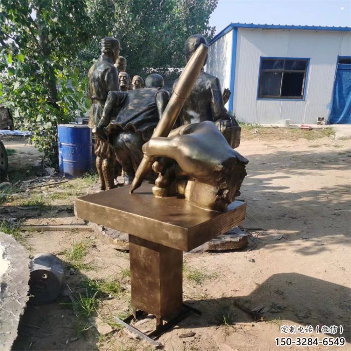 當(dāng)雄手握鋼筆雕塑，街道標(biāo)識，玻璃鋼手握鋼筆雕塑廠家