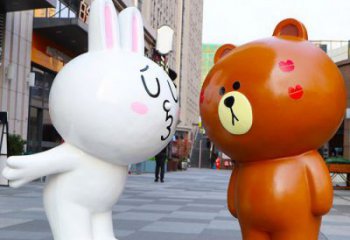 巴音郭楞步行街布朗熊雕塑，玻璃鋼動(dòng)物雕塑，卡通方式