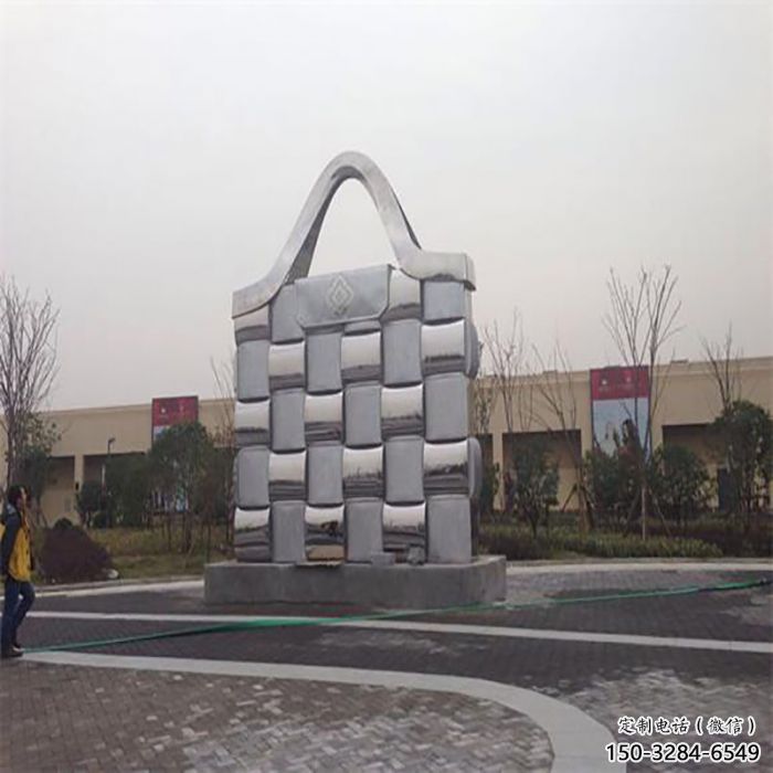 金華景觀背包雕塑優(yōu)選，陸地擺件，園林不銹鋼背包雕塑供應